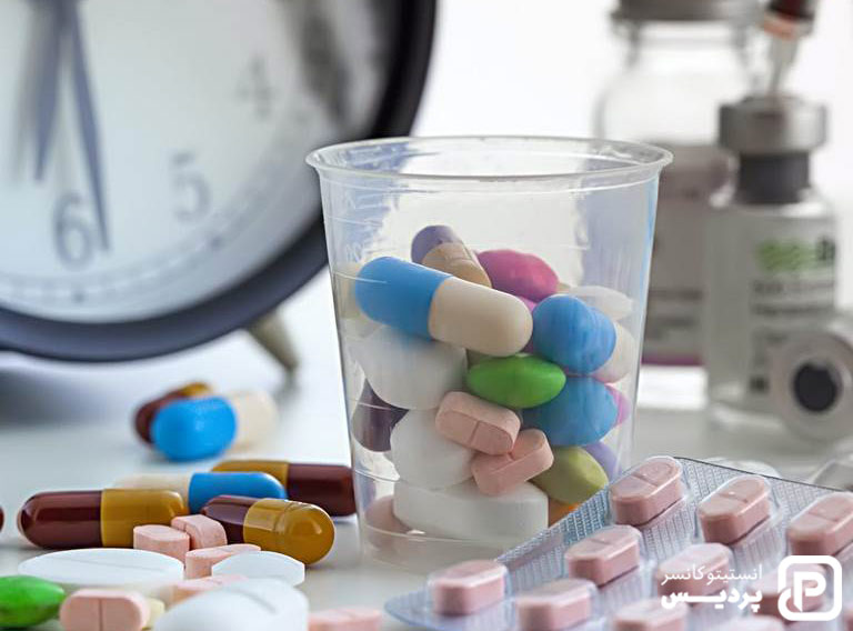 شیمی درمانی به صورت داروهای خوراکی و یا تزریق وریدی انجام می شود.