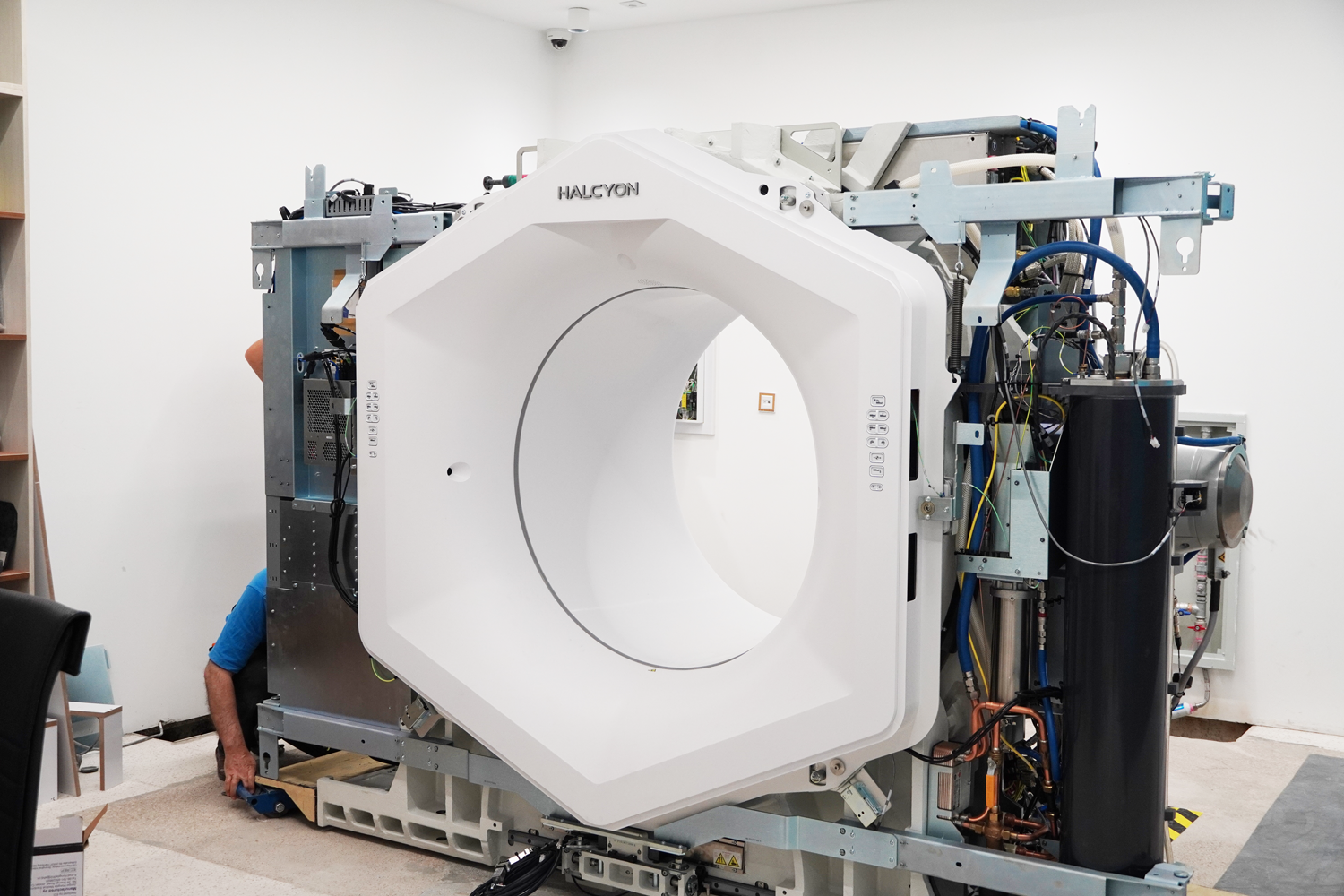 نصب و راه اندازی شتاب دهنده HALCYON در انستیتو کانسر پردیس - 1