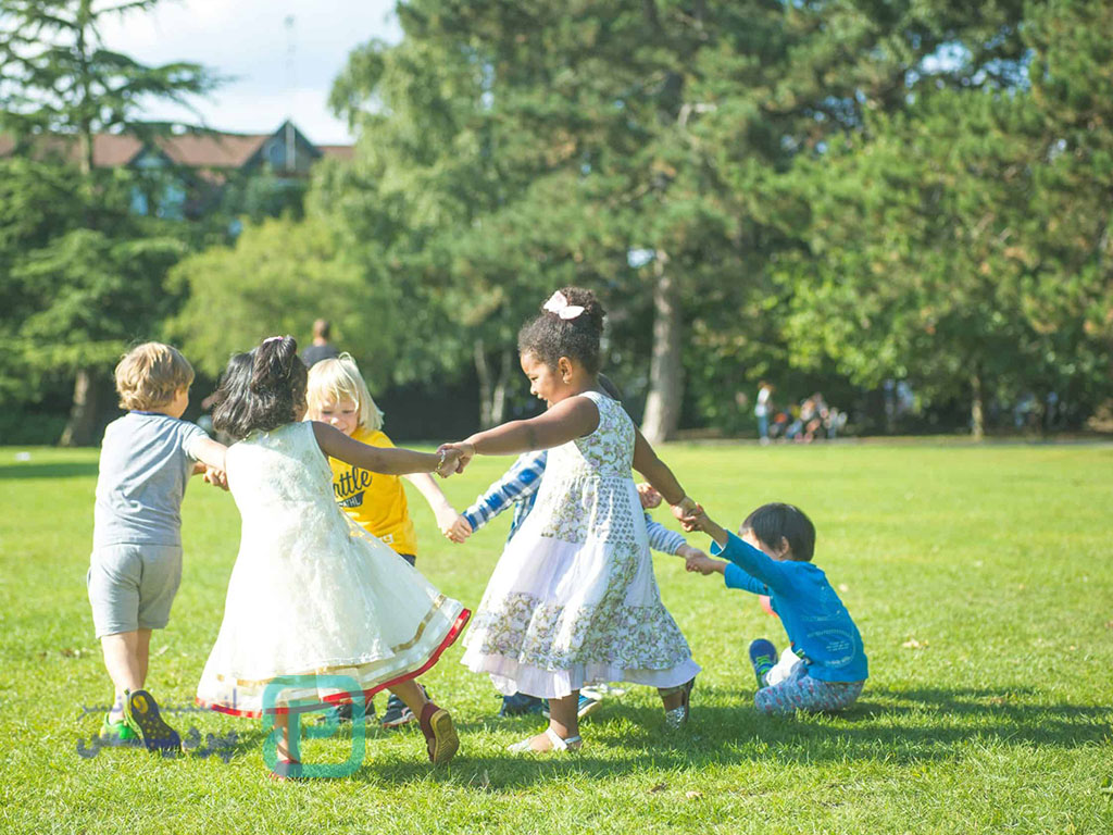 چگونه ریسک سرطان در کودکان را کاهش دهیم؟ 1 Healthy active children playing outdoors 1